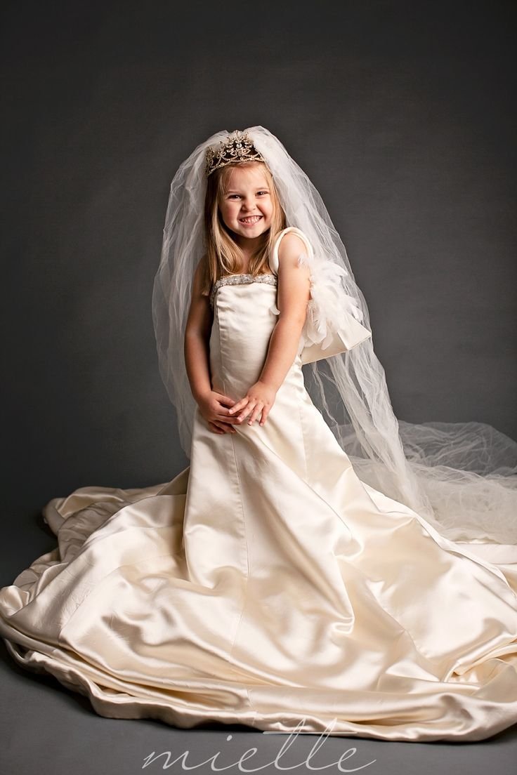 Маленькая девочка в свадебном платье