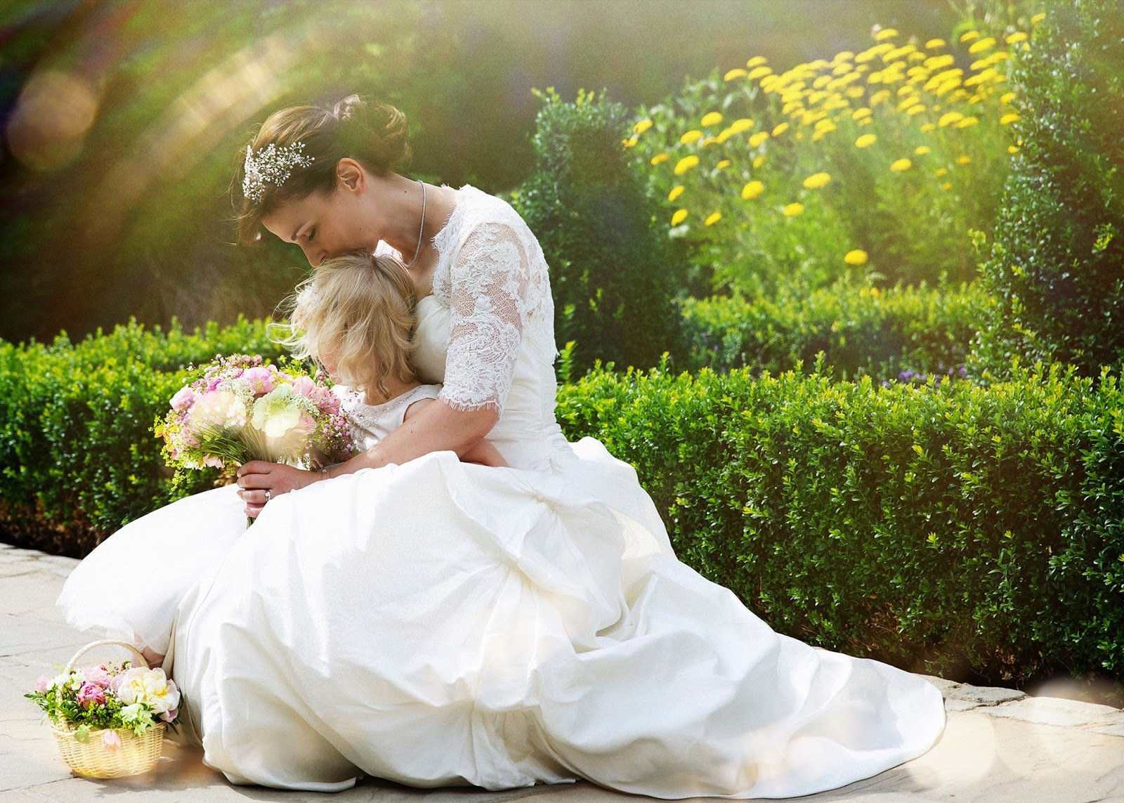Фотосессия в свадебных нарядах и ребёнком
