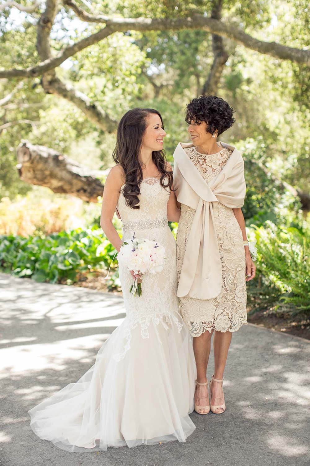 Маму одевают белый наряд. Стильные Свадебные образы. Платье на свадьбу. Платье на свадьбу дочери. Платье на свадьбу для мамы.