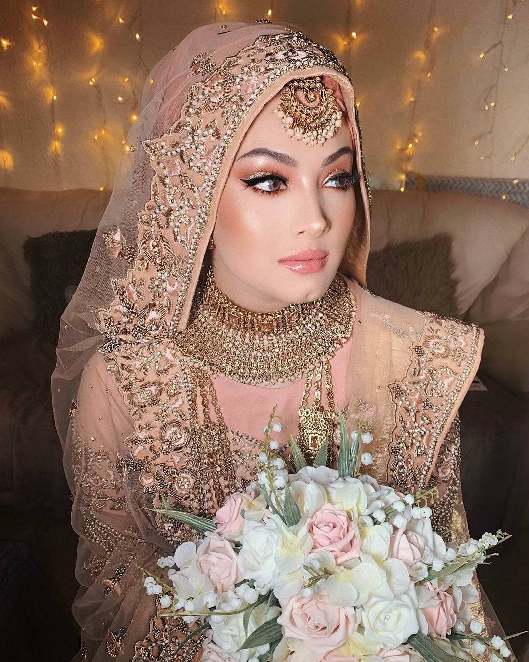 Мусульманская невеста. Салихат Касумова невеста. Арабский свадебный наряд. Невеста мусульманка. Свадебный хиджаб.
