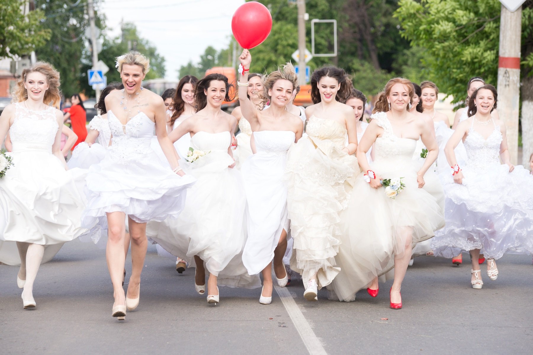Привет где нет невест. Парад невест Иваново. Забег невест Иваново. Много невест. Много невест в свадебных платьях.