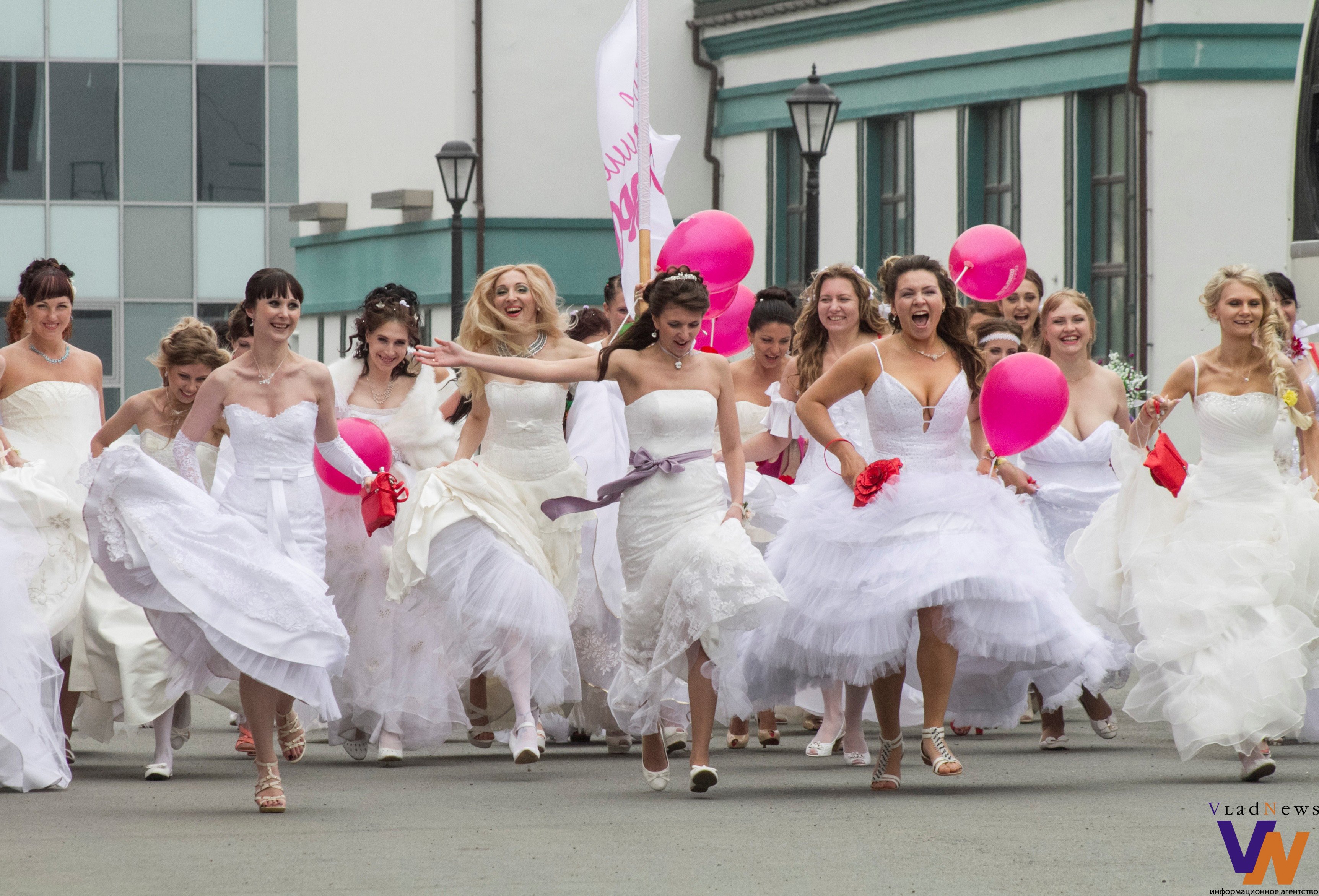 Город невест это. Парад невест. Много девушек в свадебных платьях. Парад невест Иваново. Невеста бежит.