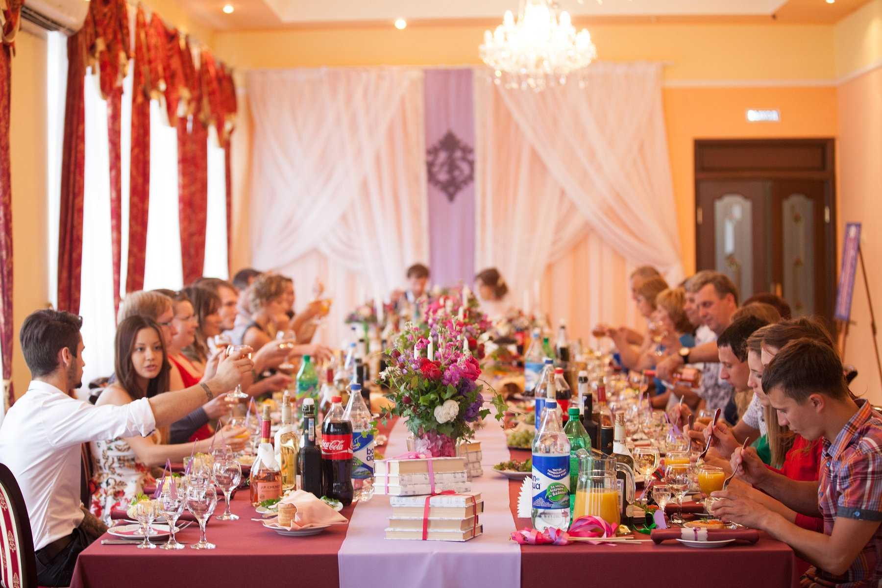 Много гостей за столом. Ресторан эффект Тольятти. Праздничное застолье. Свадебное застолье. Свадьба застолье.