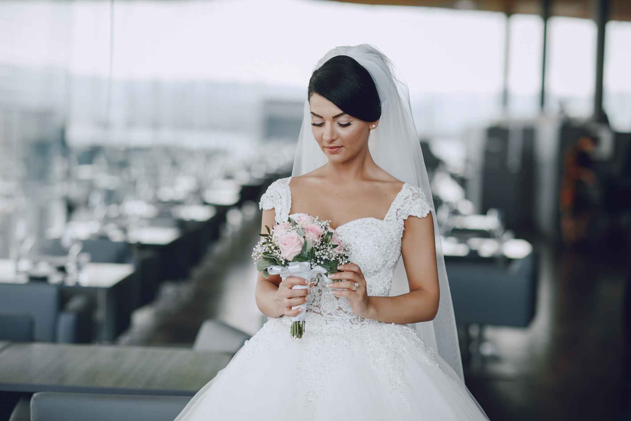Понравилась свадьба. Красивая невеста салон. Фото реальных невест. Теневые невесты стильные. Реальные невесты фото в полный рост.