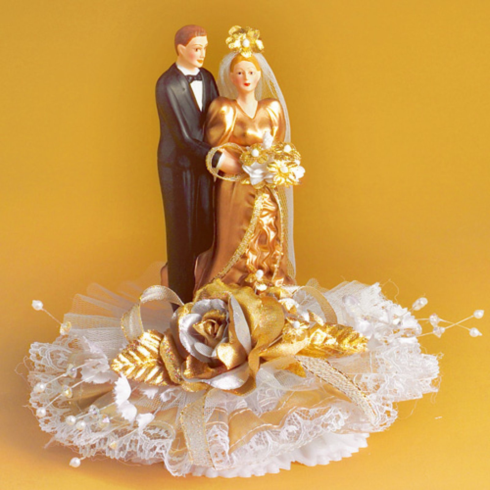 Золотая свадьба купить. Сувениры на золотую свадьбу. Оригинальный подарок на золотую свадьбу. Фигурка Золотая свадьба. Свадьба золото.