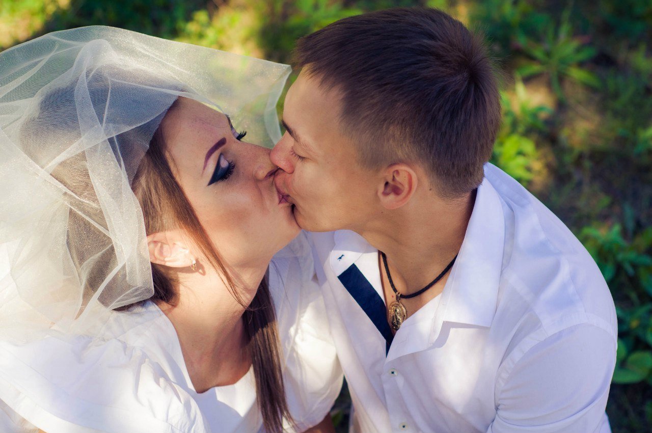 Фото как целуются жених и невеста