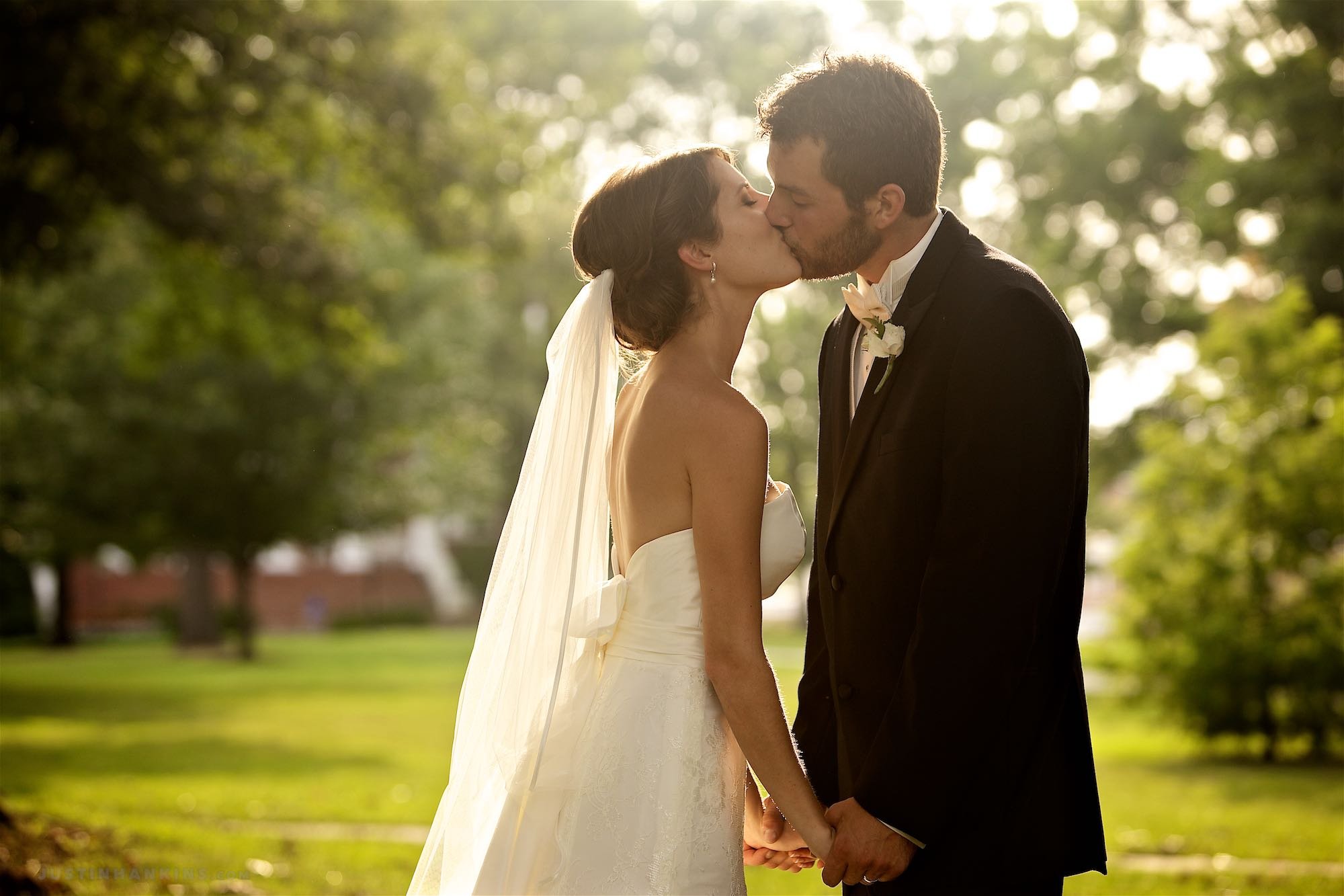 Мужем видели на свадьбе. Свадебный поцелуй. Поцелуй на свадьбе. Поцелуй жениха и невесты. Свадебные поцелуи в парке.