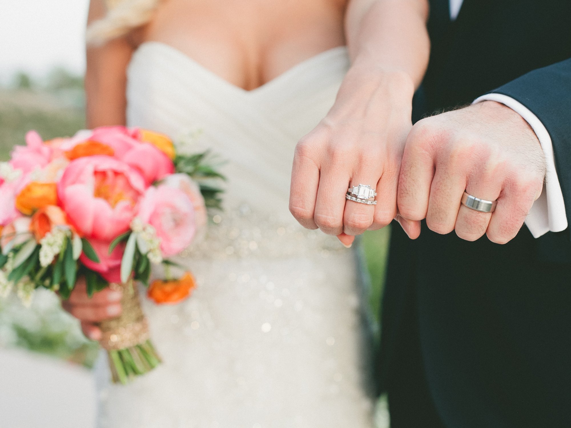 Рука жениха и невесты с обручальными кольцами