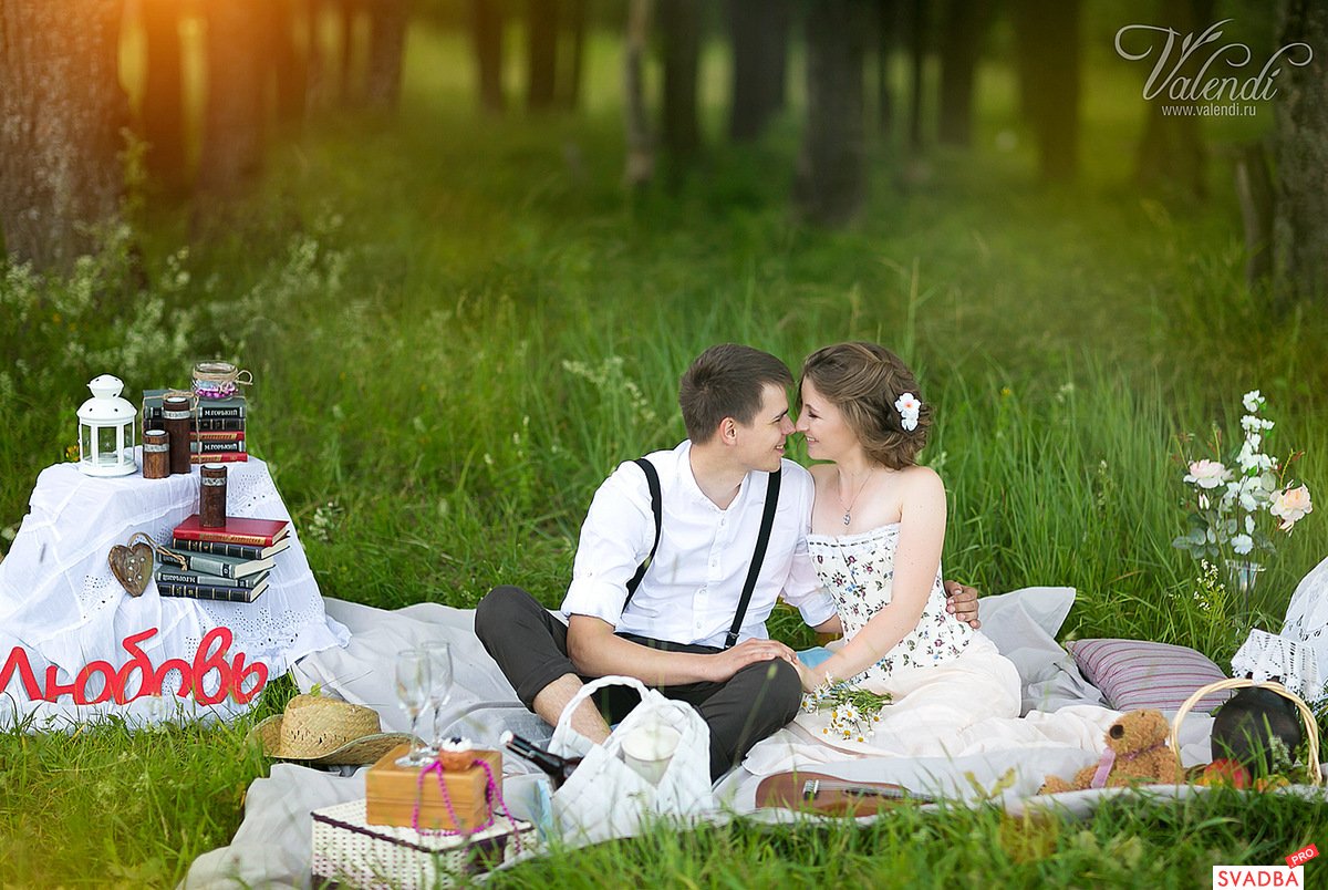 Пикник люба. Свадебная фотосессия пикник на природе. Свадебная фотосъемка пикник. Свадебная фотосессия в стиле пикник. Фотосессия пикник свадьба.