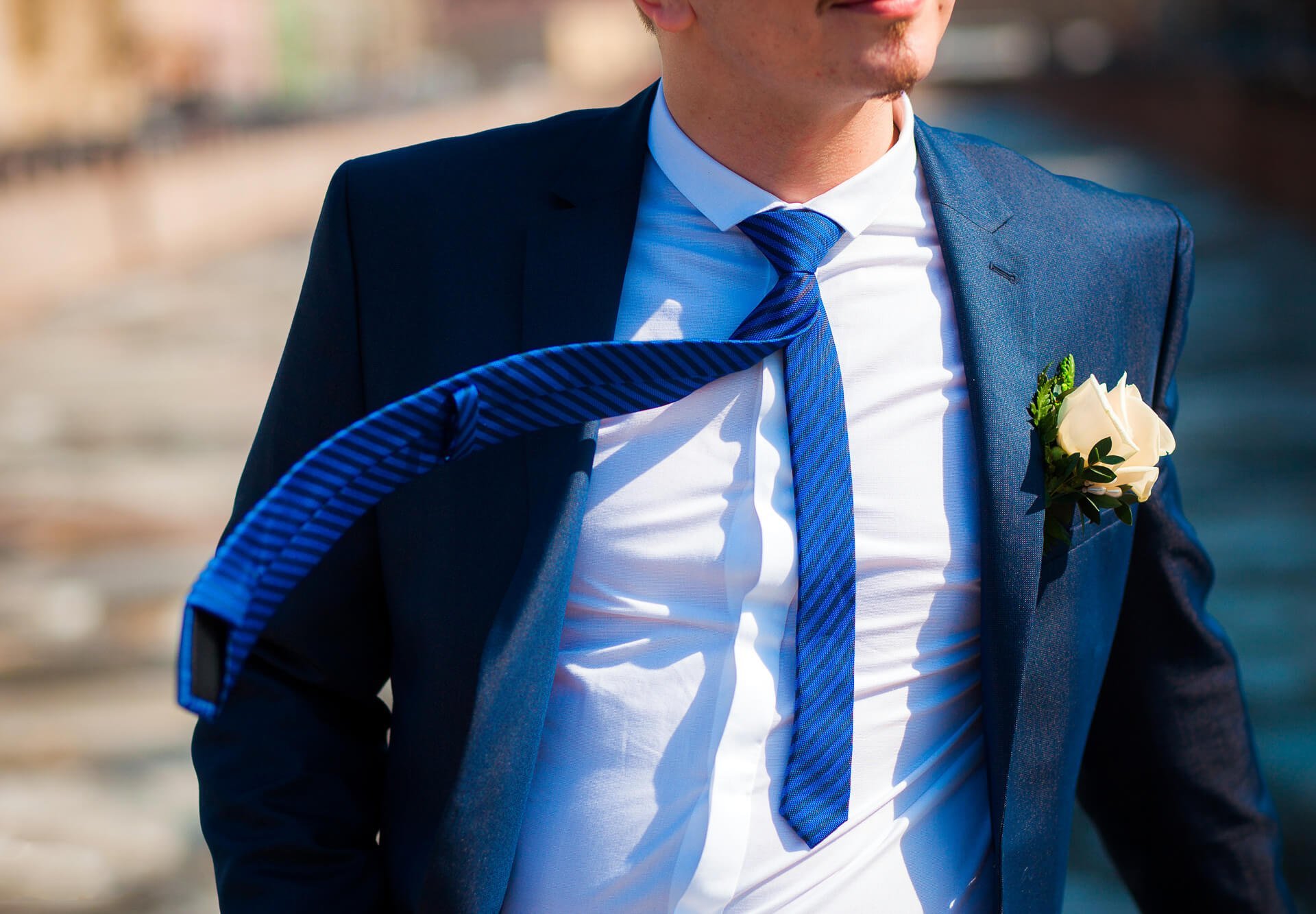 Как найти жениха. Костюм жениха. Жених в синем костюме. Свадебный костюм мужской. Синий галстук.