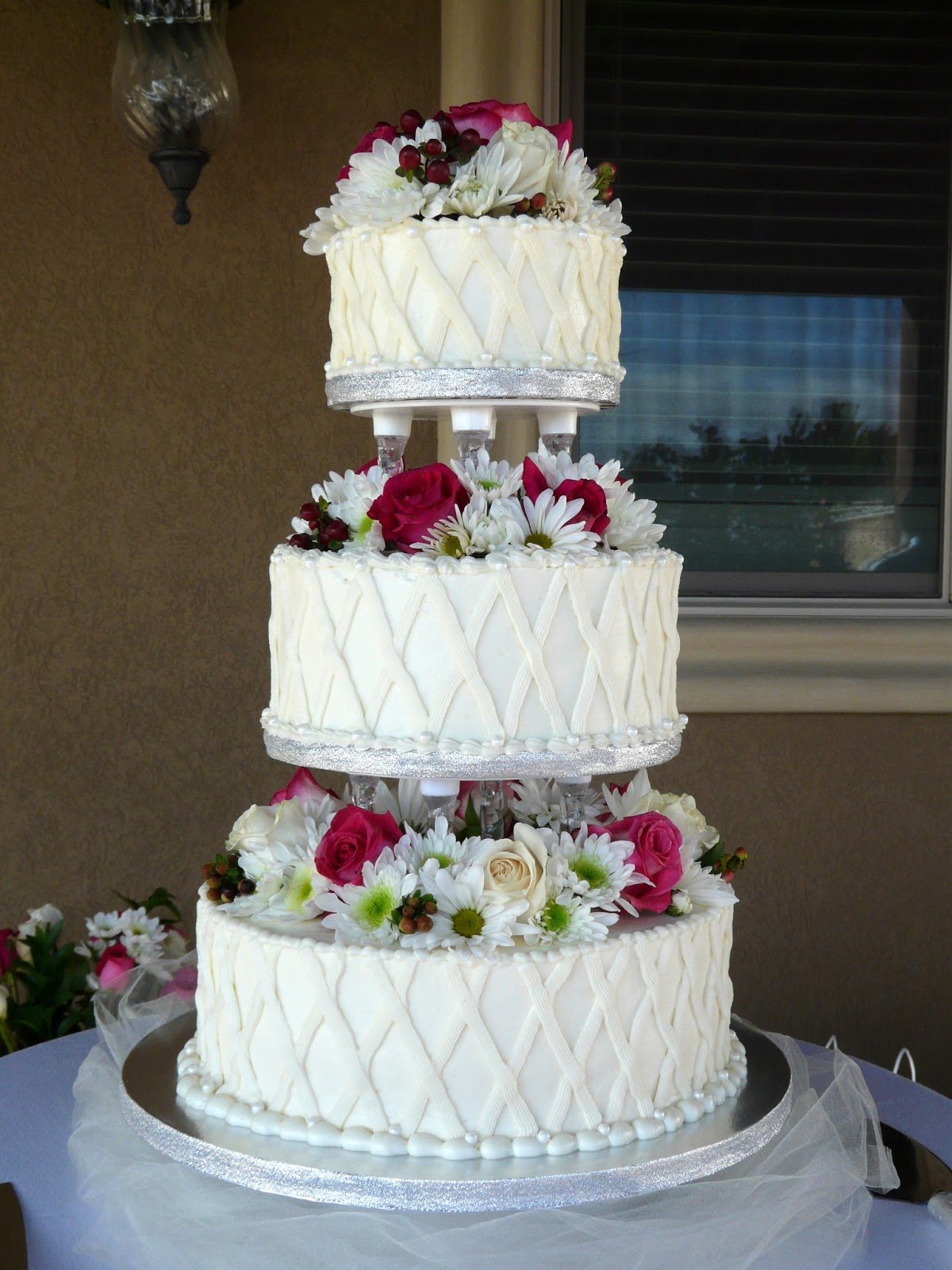 Фото трехъярусного. Трехэтажный свадебный торт. Свадебный трех ярусный торт. Красивый свадебный торт трехъярусный. Красивые двухъярусные торты.