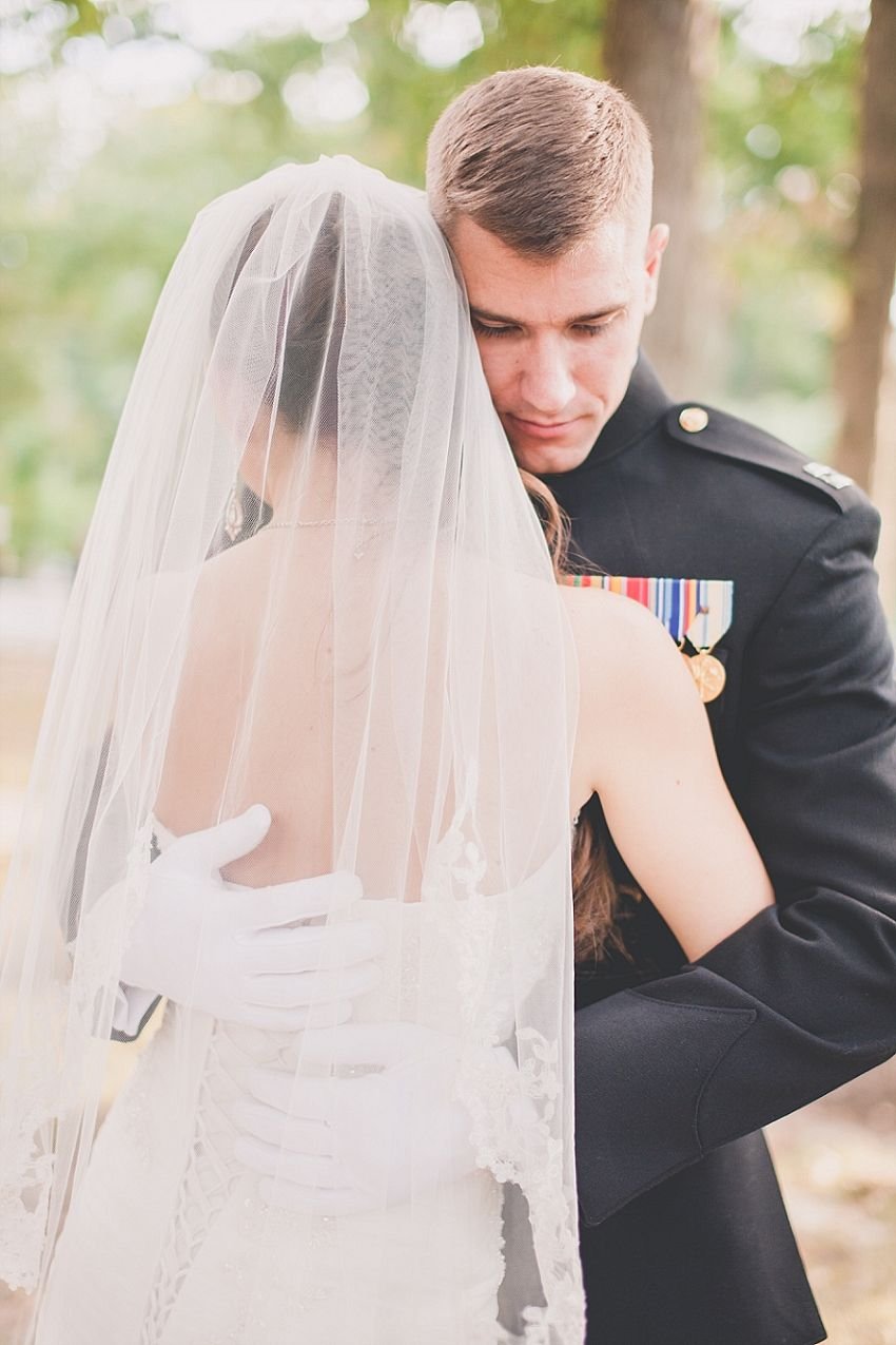 Боевые невесты читать. Свадьба в военной форме. Свадебная фотосессия с военным. Свадьба в военной форме жених. Фотосессия с оенным и в свадебном.