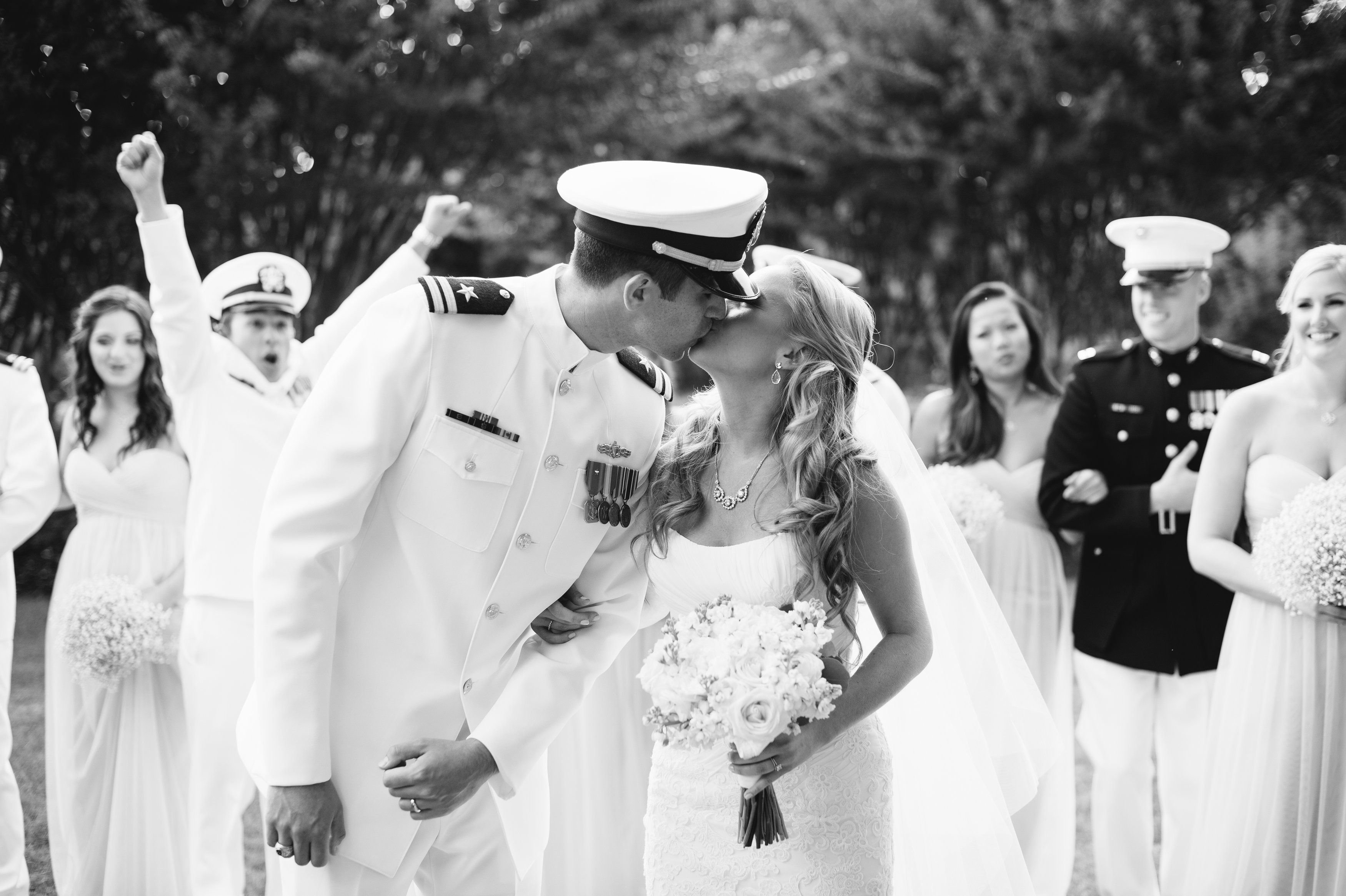 Боевые невесты читать. Свадьба в военной форме. Военный с невестой. Свадьба в военном стиле. Военное свадебное платье.