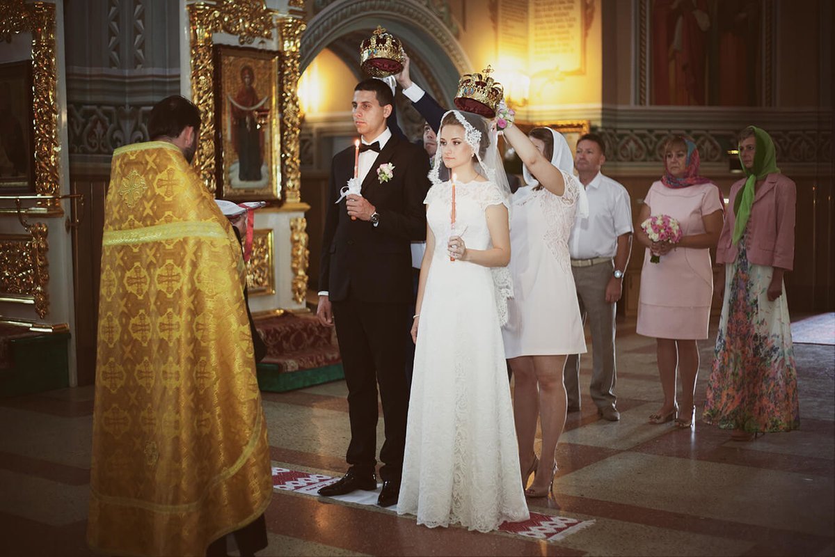 Венчание мужа и жены. Венчание Даниловский монастырь. Платье для венчания. Платье для венчания в церкви. Венчание в церкви платье невесты.