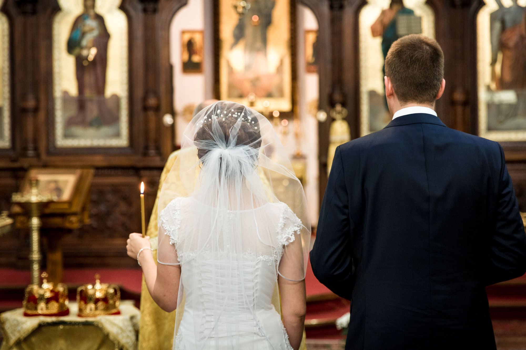 Смысл православного венчания. Венчание. Церемония венчания. Красивое венчание. Жених и невеста в церкви.