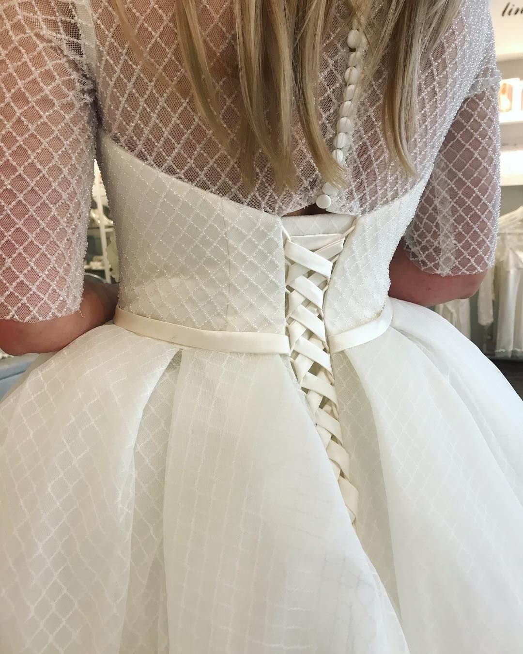 Шнуровка на спине. Свадебное платье со шнуровкой на спине. Шнуровка свадебного платья. Шнуровка корсета свадебного платья.