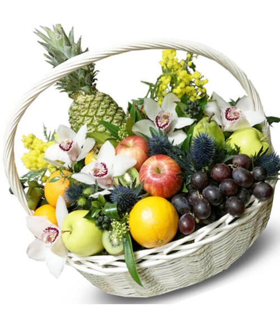 Красивая корзина с фруктами и цветами