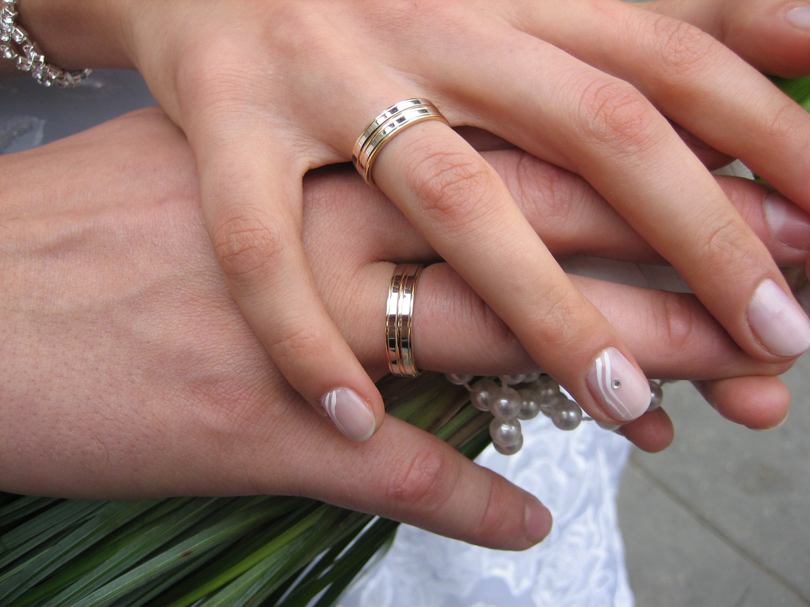 Кольцо на правом безымянном пальце у девушки. Обручальное кольцо на пальце. Необычные Свадебные кольца. Обручальные кольца на руках. Красивые обручальные кольца на руках.