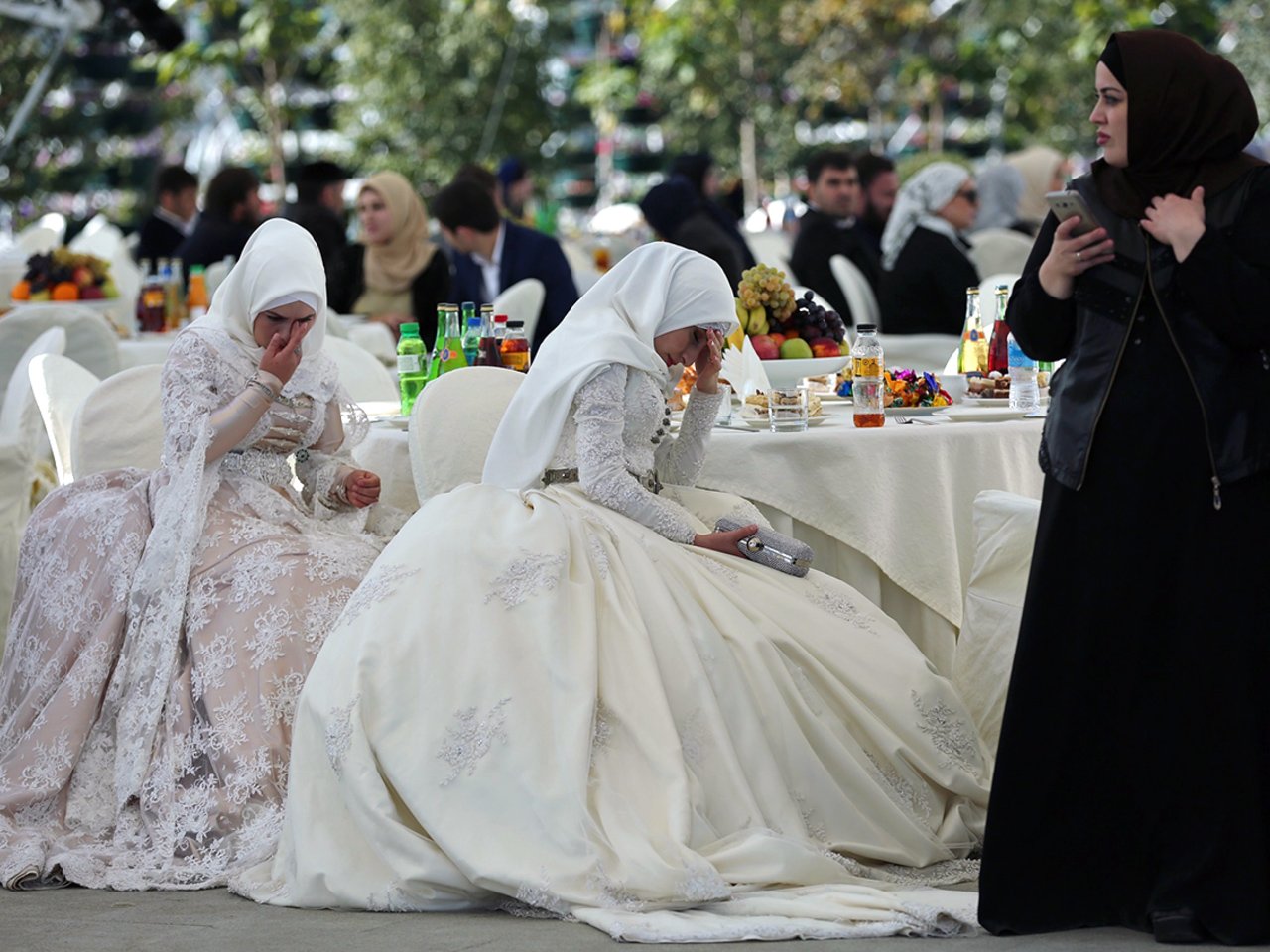 Первая брачная ночь в исламе. Чеченская свадьба. Чеченская свадьба традиции. Свадьба чеченцев. Чеченские невесты в свадебных платьях.