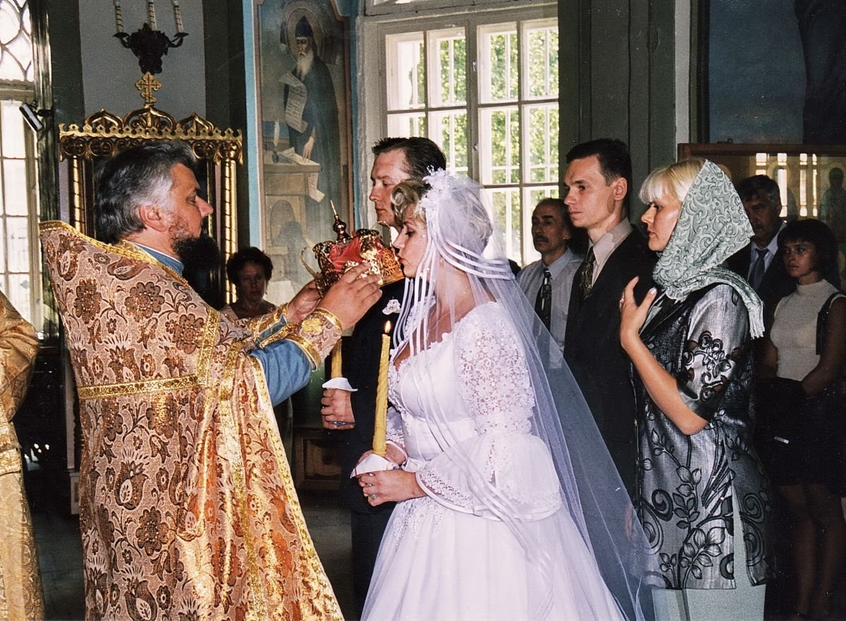 Венчание родители. Свадебная церемония со священником. Венчание. Священник на свадьбе. Венчание с детьми.