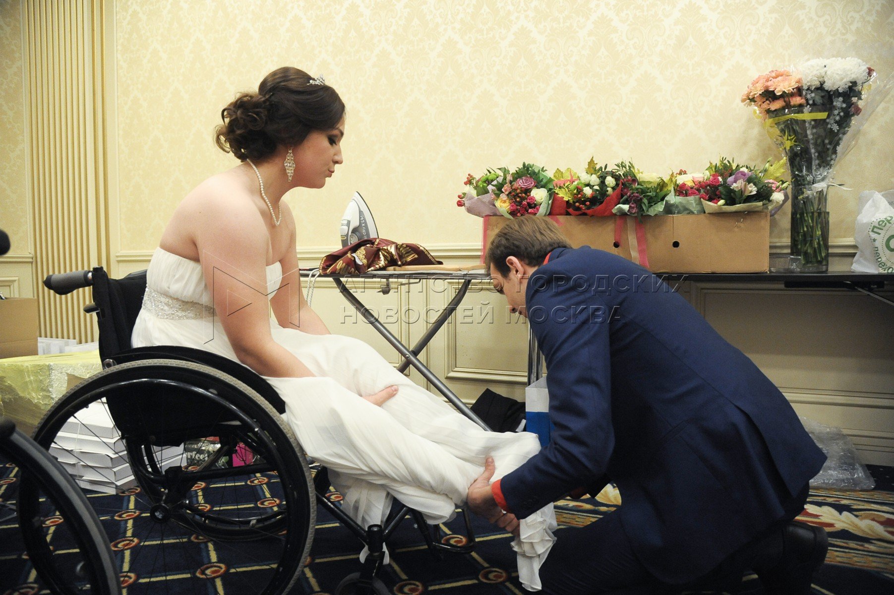 Девушка притворилась инвалидом на балу. Невеста в инвалидной коляске. Свадьба на инвалидной коляске. Свадебное платье на инвалидной коляске.
