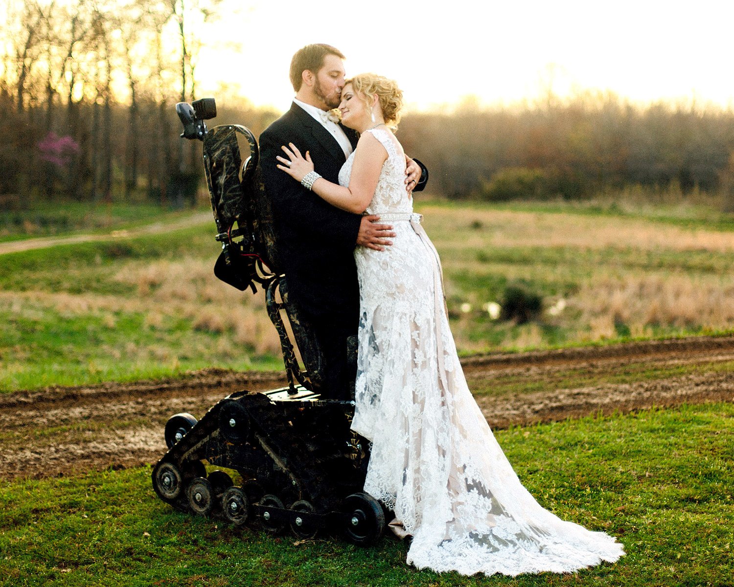 Муж инвалид любовник. Девушка инвалид свадьба. Свадьба на инвалидной коляске. Свадебные фото. Свадебная фотосессия инвалидов.