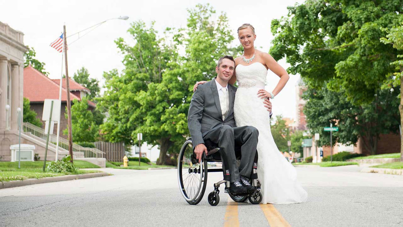 Жены мужей инвалидов 1 группы. Свадьба инвалидов колясочников. Свадьба на инвалидной коляске. Брак с инвалидом. Невеста в инвалидной коляске.