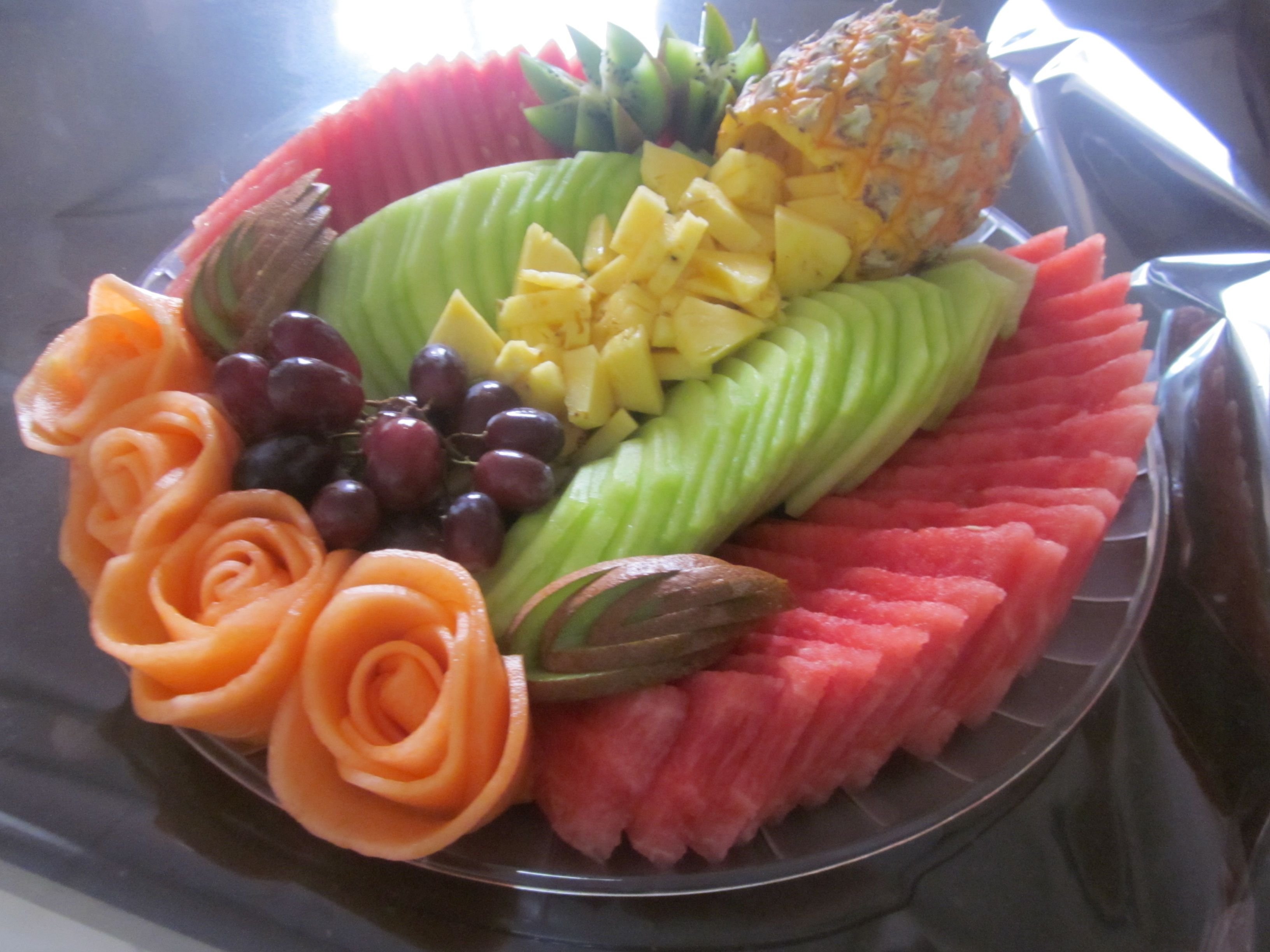 Домашние подборки нарезки. Красивая нарезка фруктов. Красиво нарезать фрукты. Фруктовая тарелка. Красивые нарезки из овощей и фруктов.