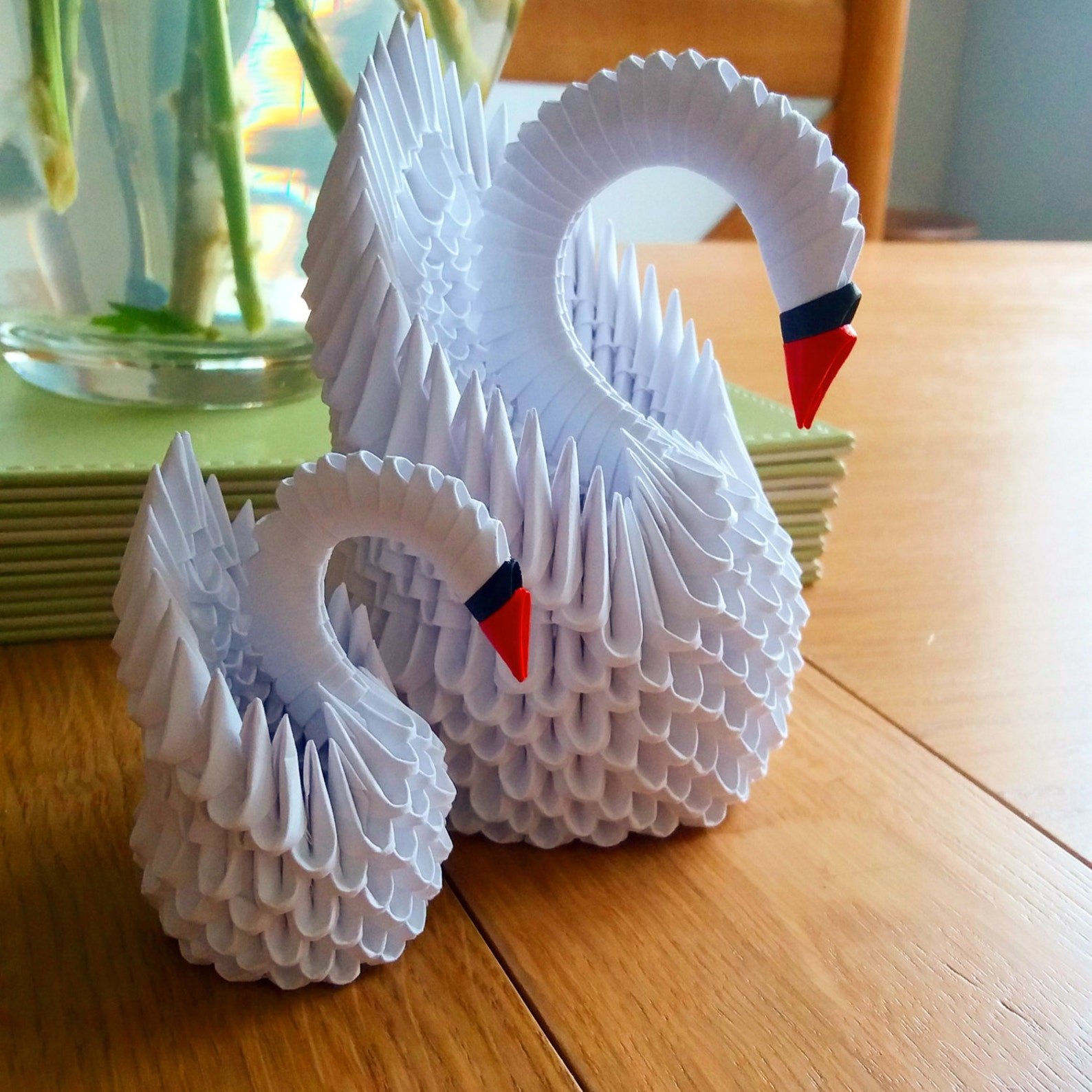 Лебеди из бумаги из модулей. Лебедь из бумаги модульное оригами. Модульное оригами Царевна лебедь. Свадебные лебеди модульное оригами.