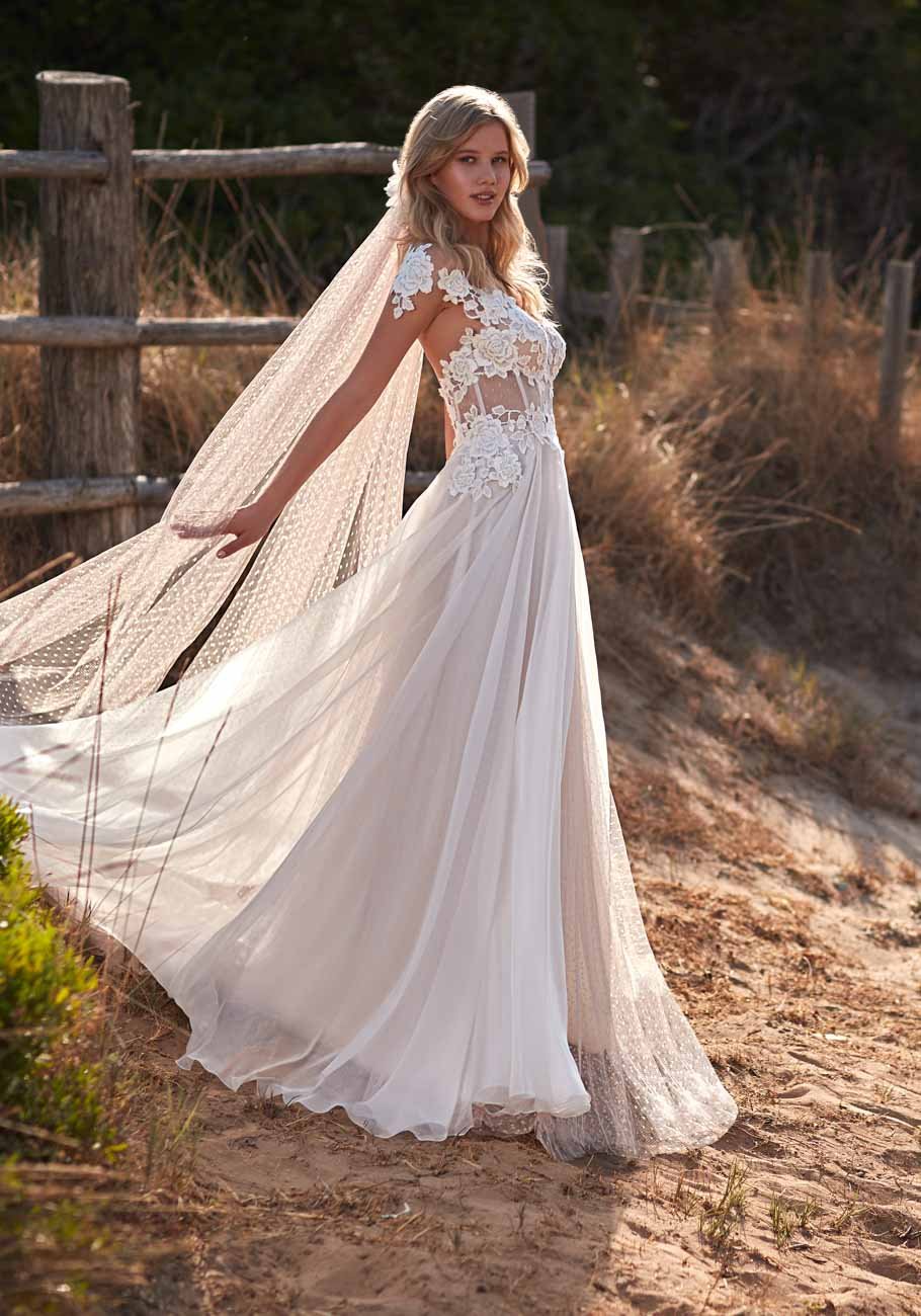 Как любить свою эльфийскую невесту. Эльфийские Свадебные платья. Платье в эльфийском стиле. Свадебное платье в стиле эльфов. Свадебное платье в стиле эльфийки.