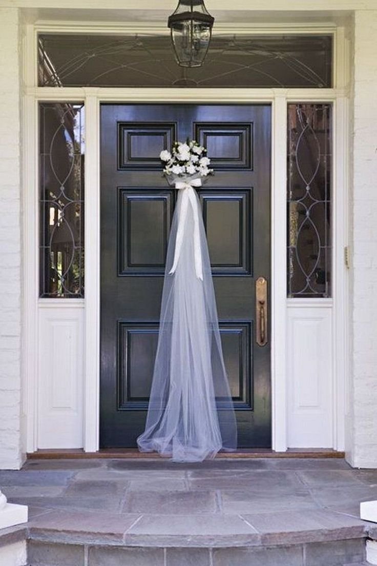 Украшение входной двери на свадьбу