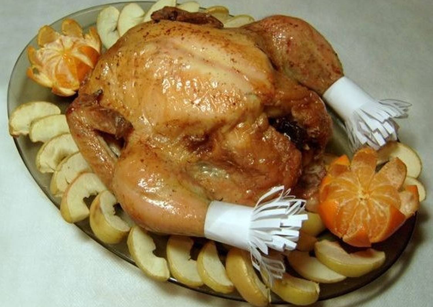 С чем подавать курицу. Украшение свадебного гуся. Украшение курицы. Украшение блюда из курицы. Курица целиком в духовке украшение.