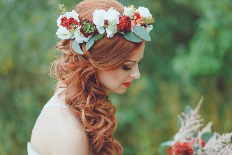 Свадебная прическа с венком из цветов