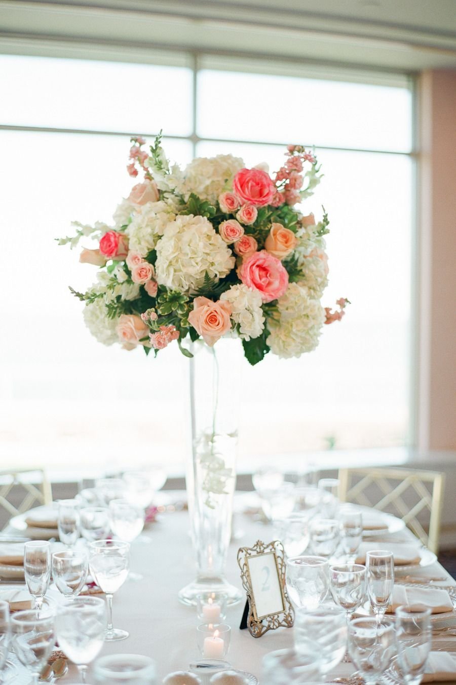 Свадебные столы гостей. Композиции на столы гостей. Украшение стола цветочными композициями. Цветочные композиции на столы гостей. Композиции в высоких вазах.