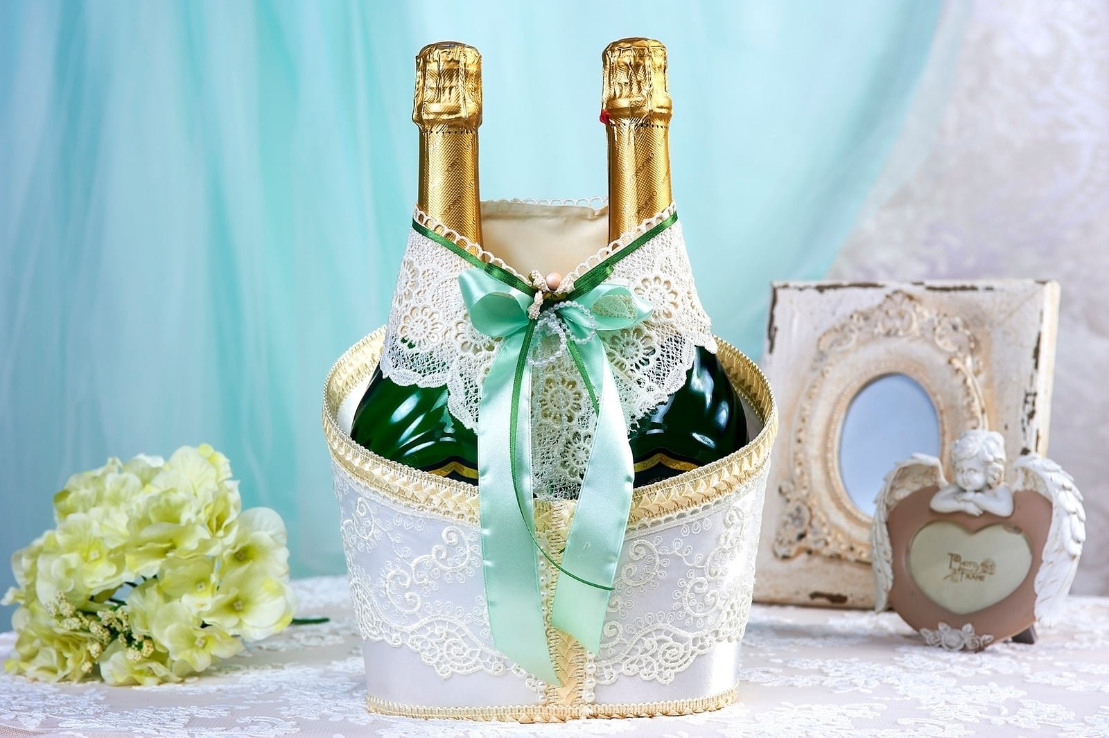 Свадебные бутылки шампанского. Украшение бутылок на свадьбу. Украшение шампанского. Декор шампанского на свадьбу.