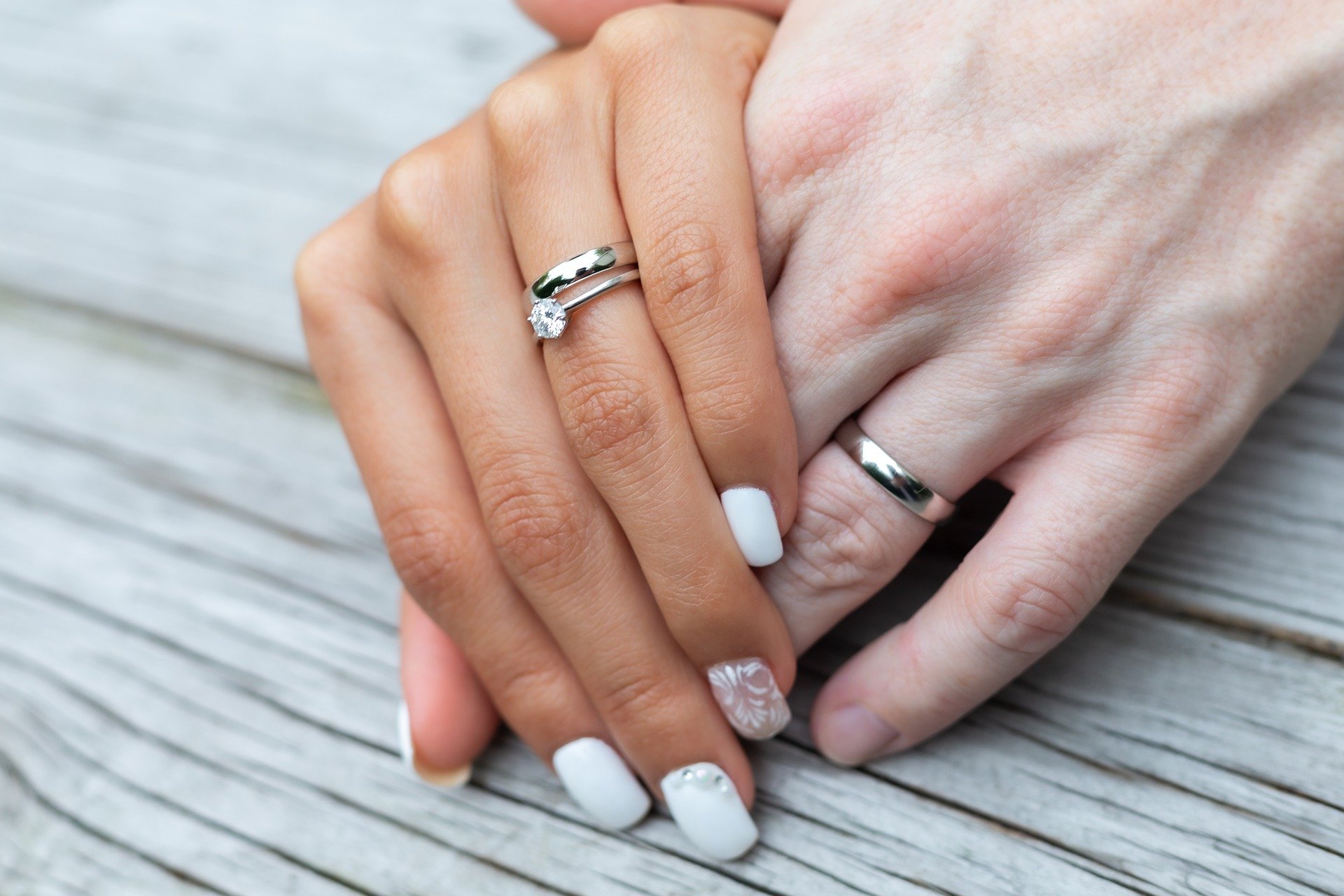Можно обручальное кольцо серебряное. Обручальное и помолвочное кольцо. Обручальные кольца на руках. Помолвочное и обручальное кольцо на пальце. Обручальное и помолвочное кольцо вместе.