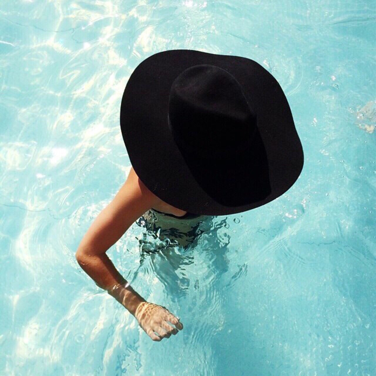 Шляпа у бассейна