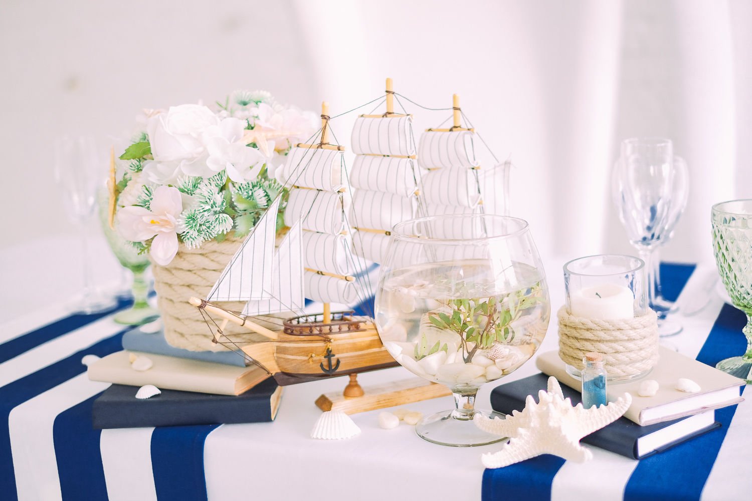 Морская тематика москва. Свадьба в морском стиле. Декор свадьбы в морском стиле. Свадебный стол в морском стиле. Украшение стола в морском стиле.
