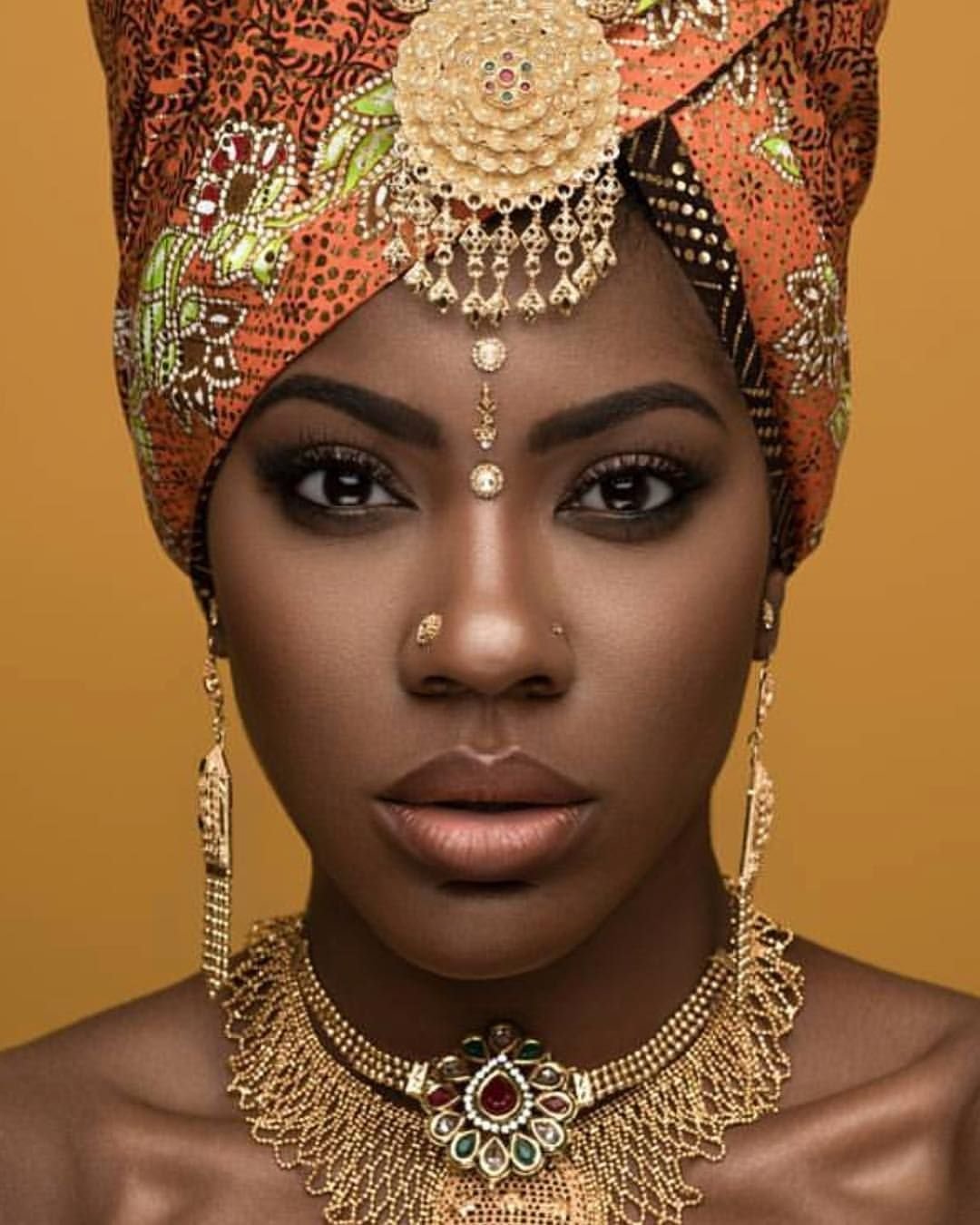 Костюм негритянки. Красивые африканки. Африканские головные уборы женские. Красивые девушки Африки. Головной убор африканок.
