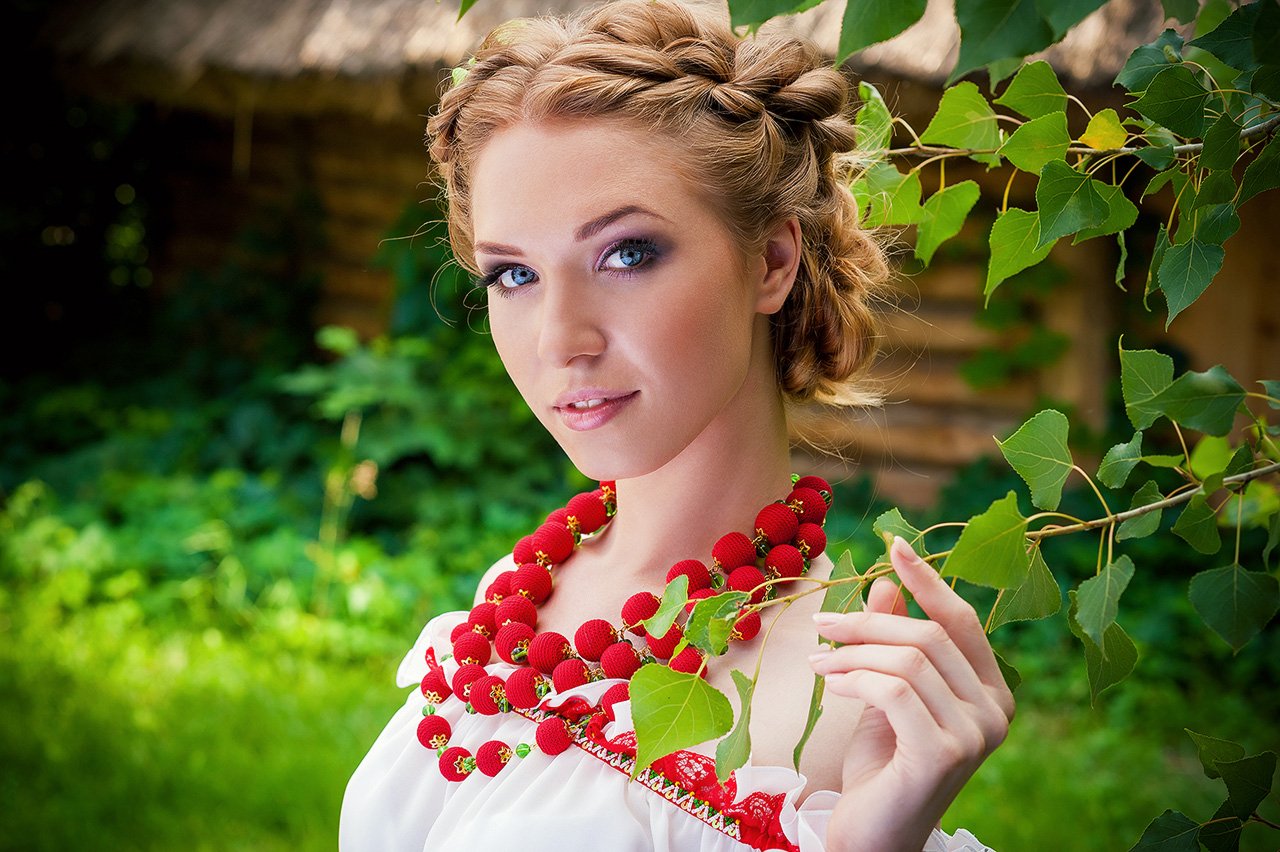 Молодые девушки украины. Русские народные прически. Прически в народном стиле. Прическа в русском стиле. Украинские народные прически.