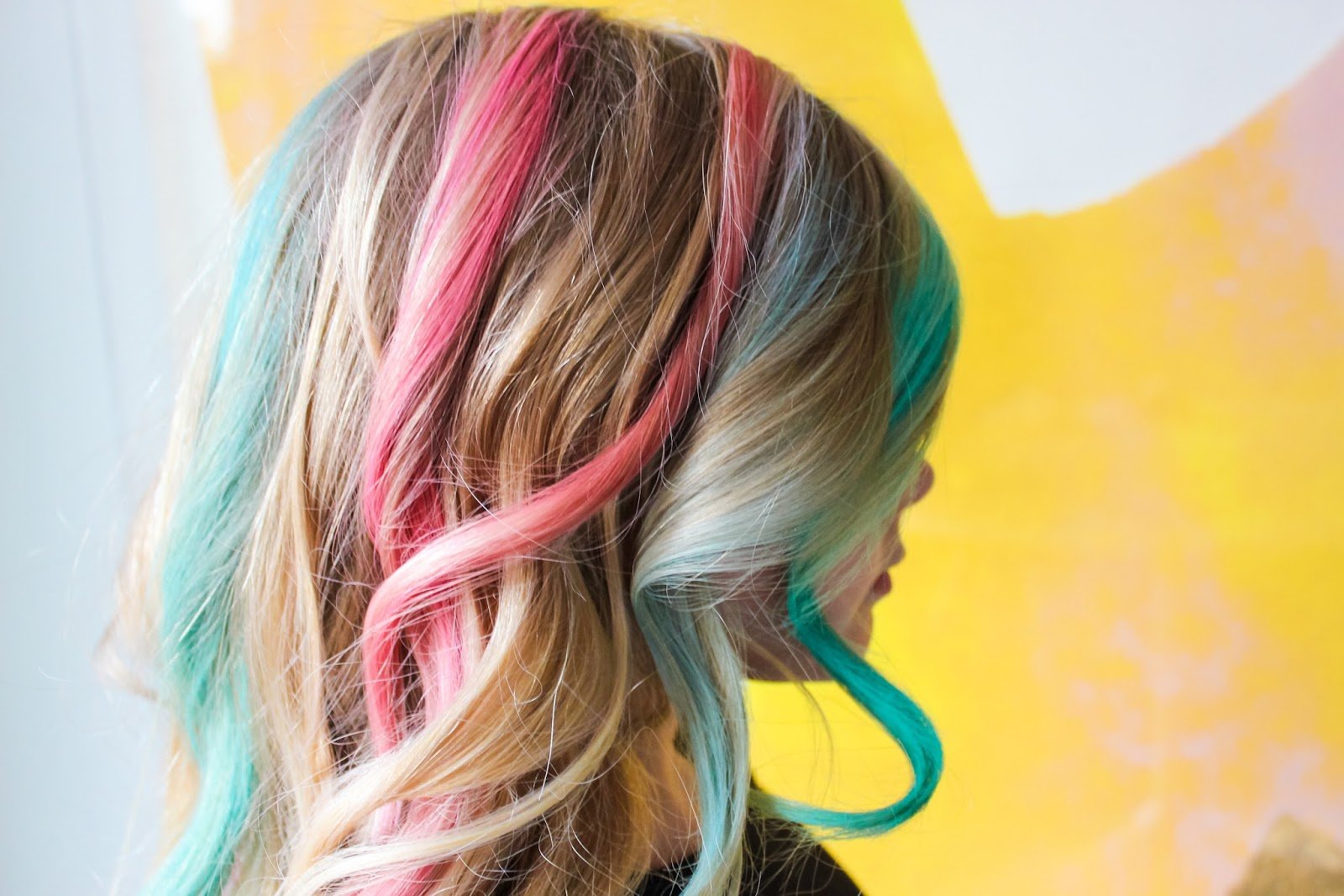 Цветная девочка. Разноцветные пряди. Разноцветные пряди волос. Окрашивание разноцветными прядями. Цветные поядки для волос.