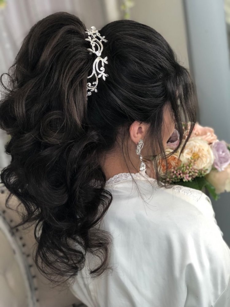 Прическа на свадьбу черные волосы