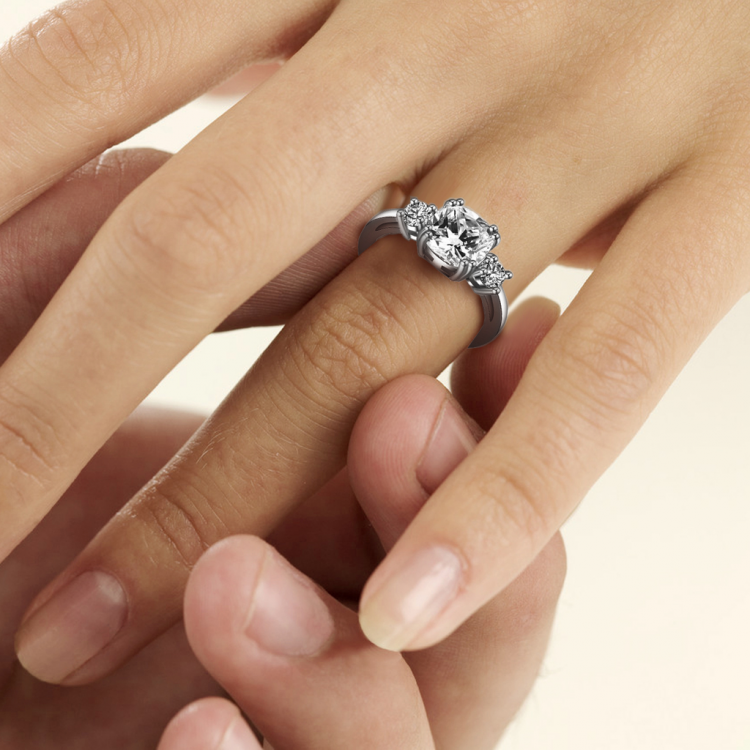 Какое кольцо дарят девушке. Обручальное и помолвочное кольцо. Кольцо для предложения. Кольцо с бриллиантом на пальце. Золотое кольцо с бриллиантом на руке.