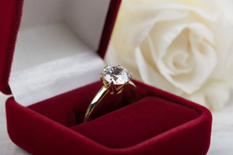 Помолвочное кольцо с бриллиантом в коробочке