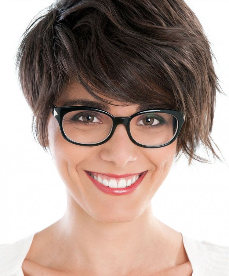 Короткие стрижки для женщин в очках
