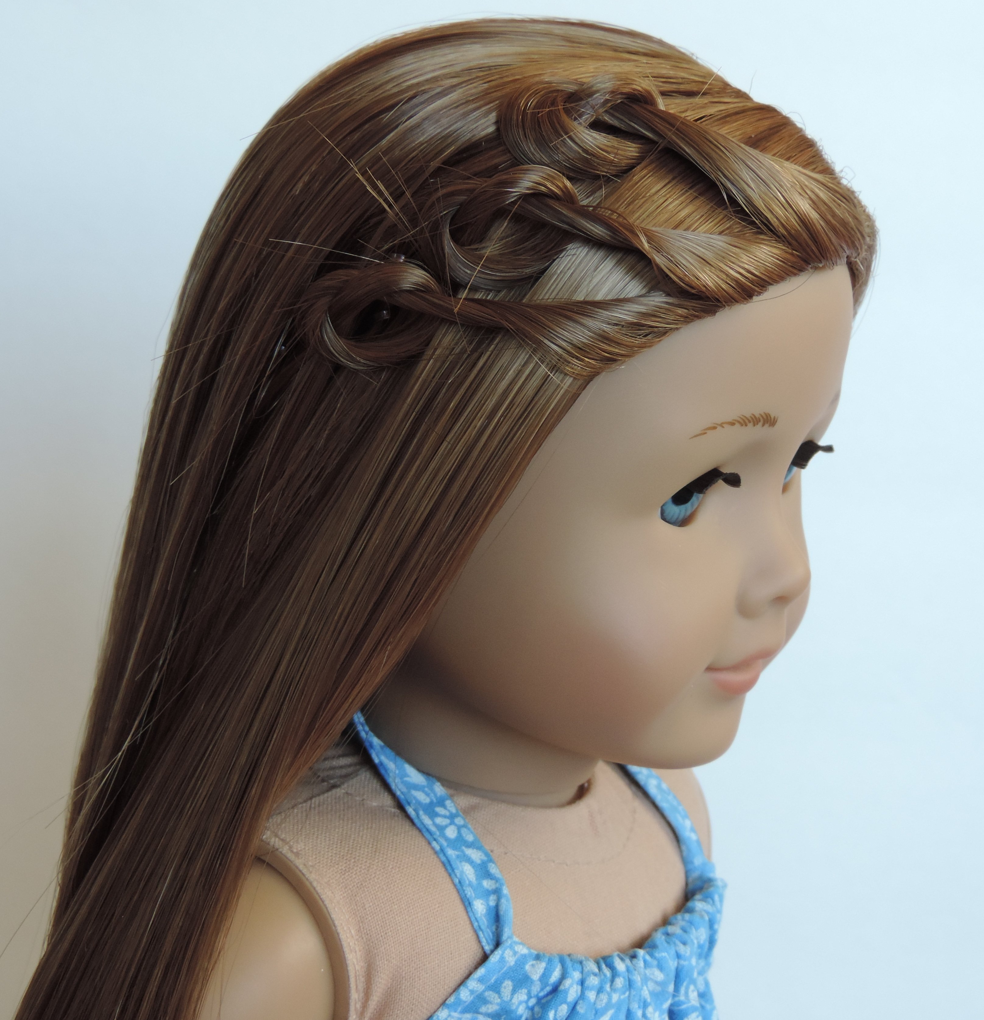 Куклы красивые волосы. Прическа Американ герл. Кукла с длинными волосами для причесок. Прически для кукол. Красивые прически для кукол.