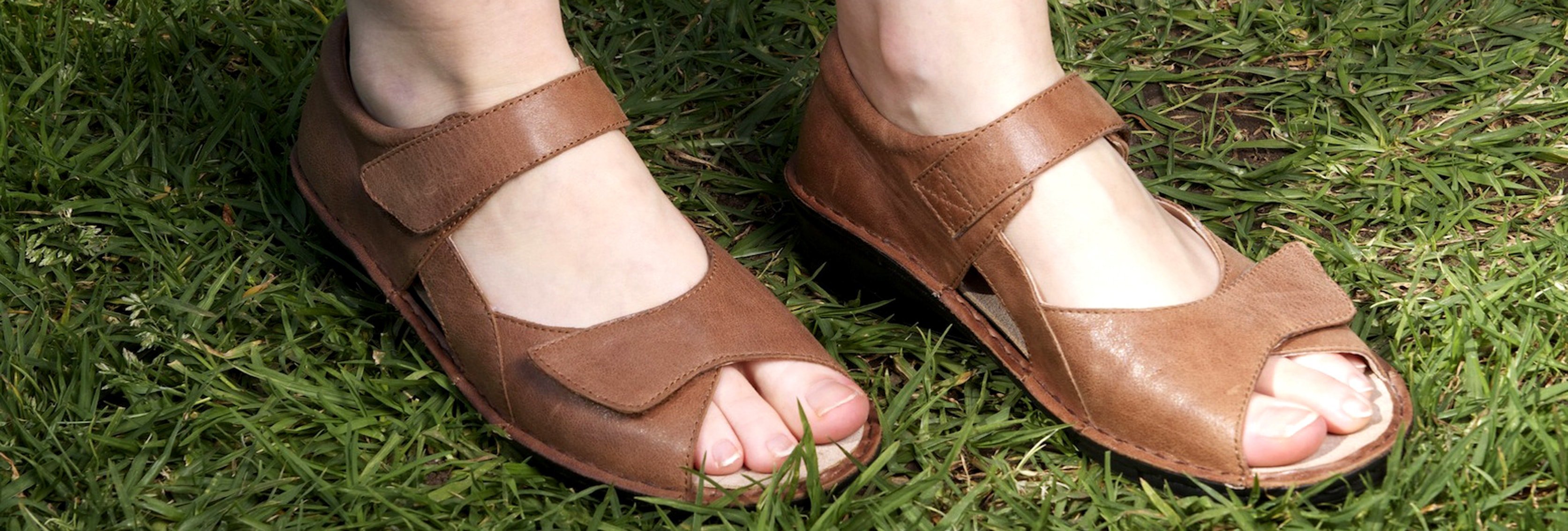 Обувь на широкую ногу спб. Обувь для проблемных ног женская. Ортопедическая летняя обувь для женщин. Летняя обувь женская для проблемных ног. Обувь для пожилых.