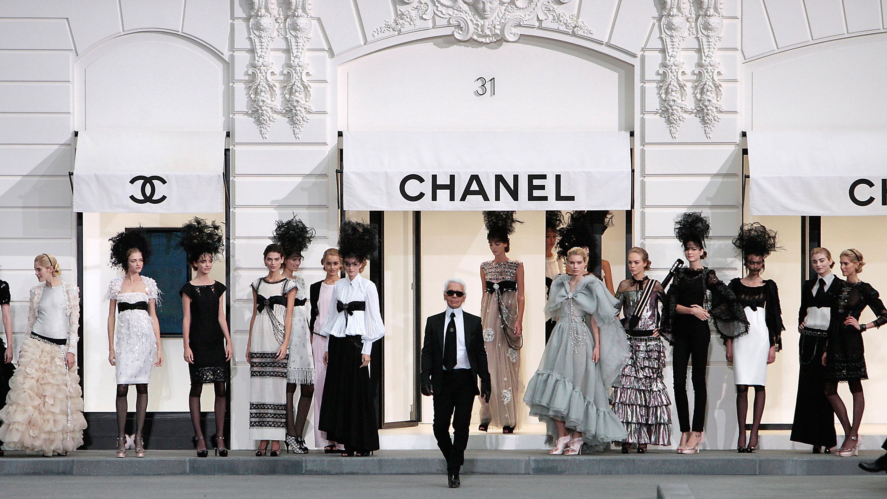 Магазин мир моды. Франция мода Коко Шанель. Коко Шанель дом моды в Париже. Эстетика моды Коко Шанель. Первый дом моды Коко Шанель в Париже.
