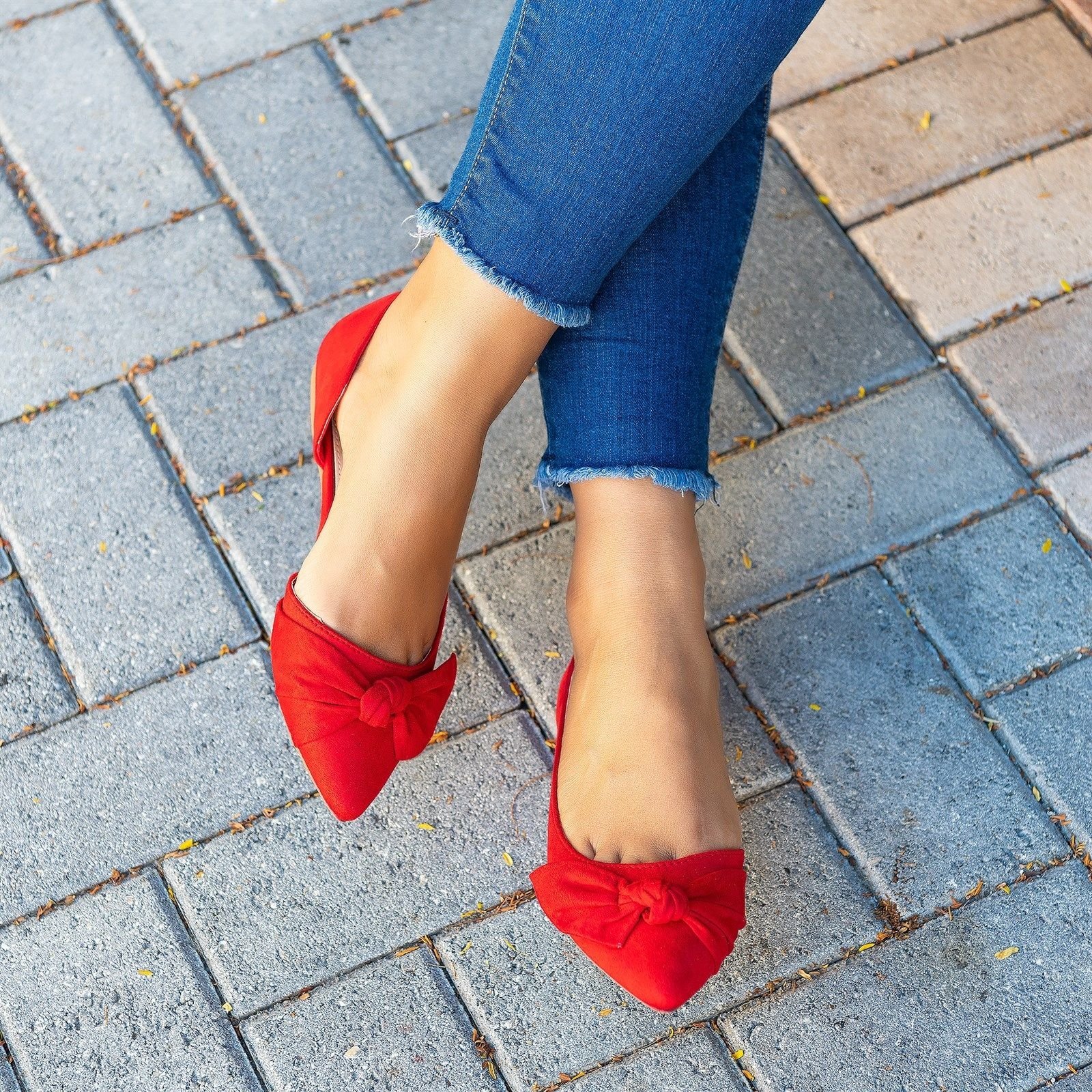 Красные туфли в школу. Туфли женские. Красивые туфли лодочки. Красные замшевые туфли. Балетки на каблуке.