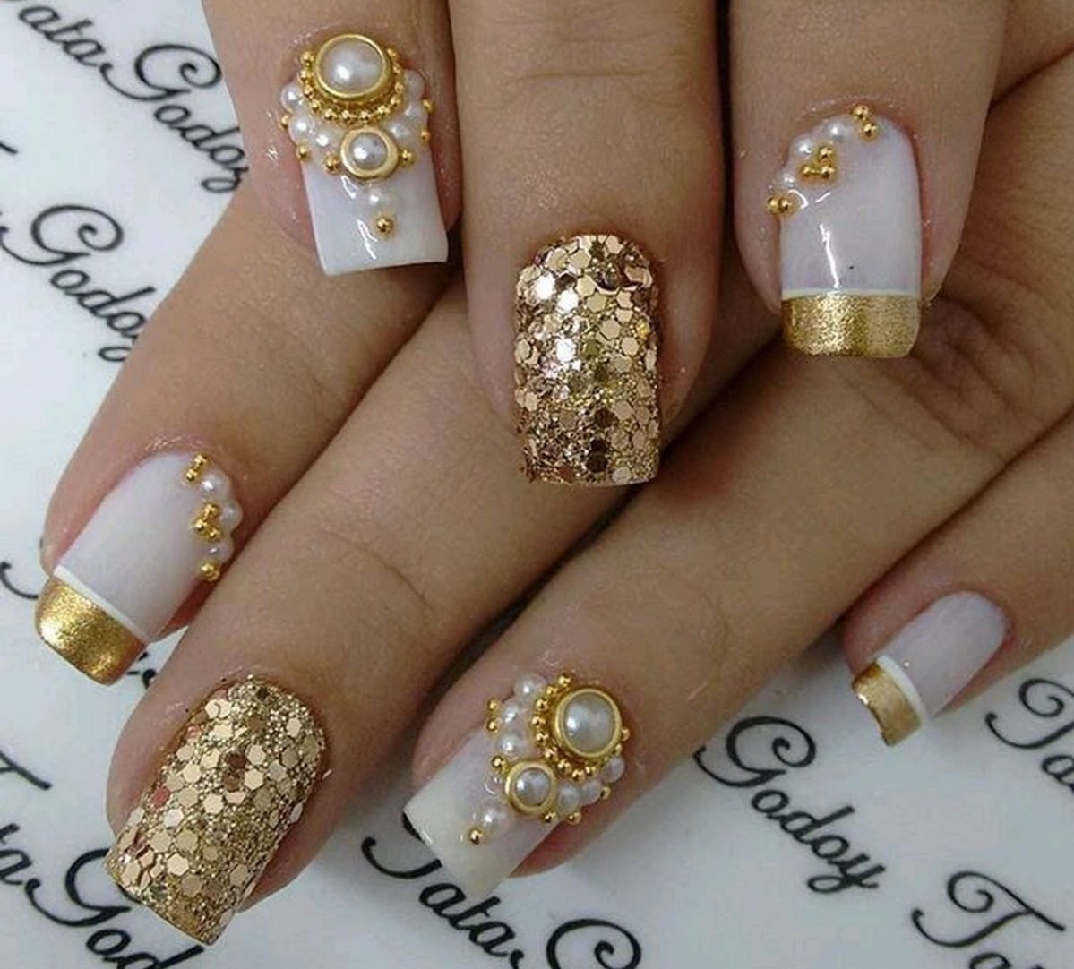 Дизайн ногтей золотом цвете. Золотые ногти. Маникюр с золотом. Маникюр белый с золотым. Ногти белые с золотом.